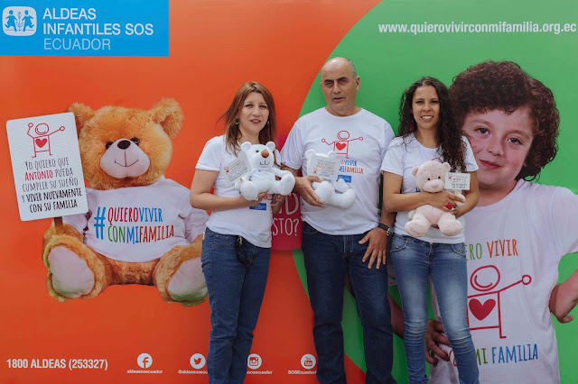 Verónica Proaño, Asesora Nacional de Recaudación de Fondo de Aldeas Infantiles SOS Ecuador; Gontran Pelissier, Director Nacional de Aldeas Infantiles SOS Ecuador; y, Gabriela Navas, Coordinadora Nacional de Comunicación y Marca de Aldeas Infantiles SOS Ecuador.