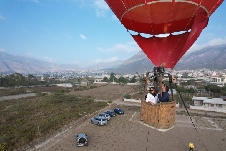 Globo aerostático en Quito vive la Mitad del Mundo desde el Aire
