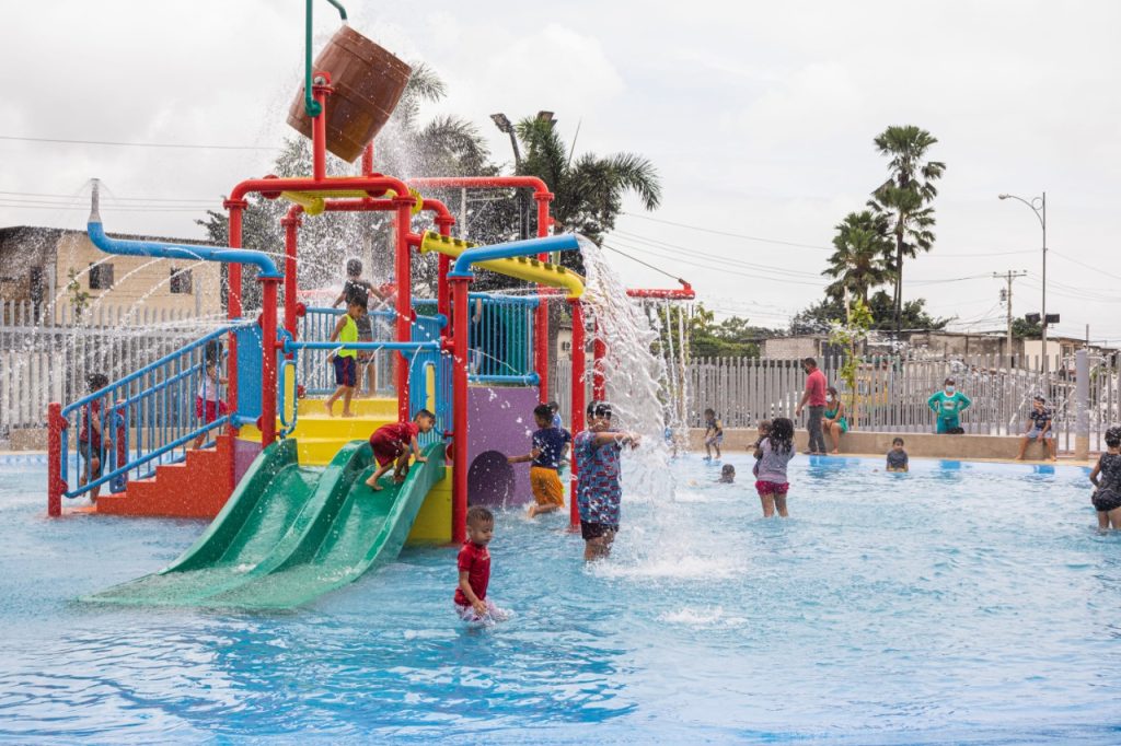 Horarios de funcionamiento de parques acuáticos y lagunas artificiales durante el feriado