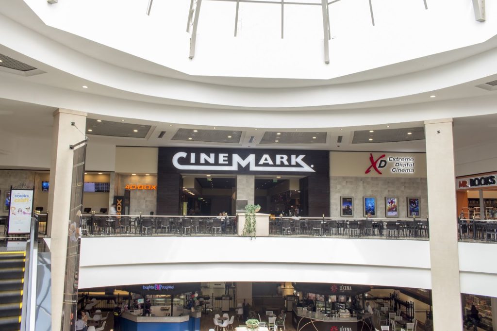 Village Plaza se ha remodelado y cuenta ahora con nuevas anclas
