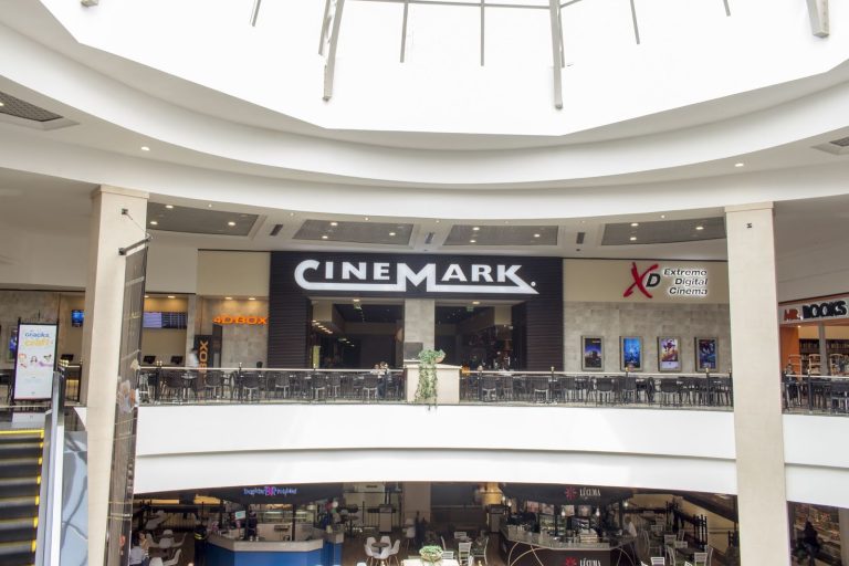 Village Plaza se ha remodelado y cuenta ahora con nuevas anclas